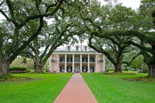 Oak Alley and Laura Plantation Tour with Transportation from New Orleans