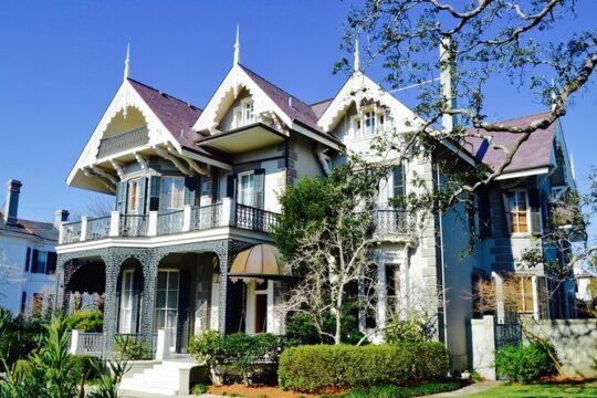 Garden District and Lafayette Cemetery Guided Walking Tour