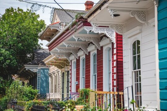 Small-Group Walking Garden District Tour in New Orleans
