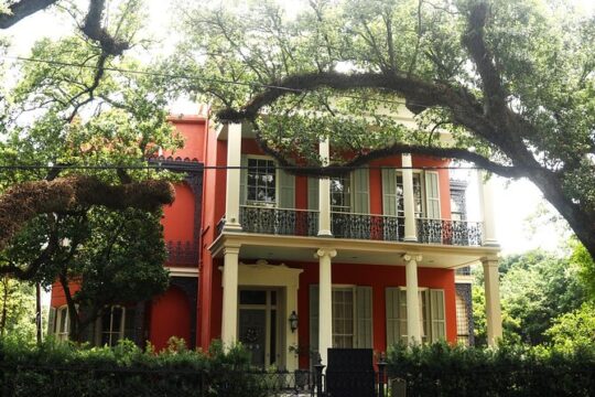 Gossip & Grandeur: A Stroll through New Orleans Garden District